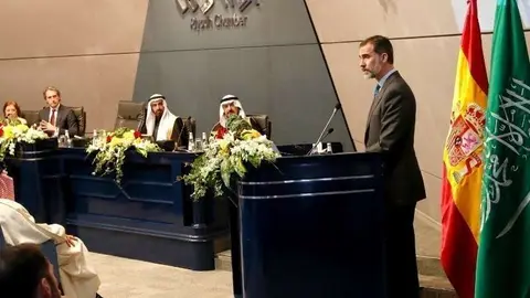 Felipe VI, durante su intervención en el encuentro empresarial organizado por la Cámara de Comercio de Riad, el ICEX, la Cámara de Comercio de España y la CEOE. (Casa de S. M. el Rey)
