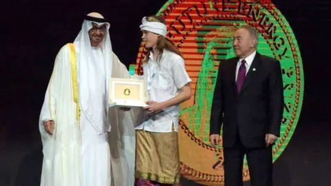 El presidente de Kazajistán -derecha- presencia la entrega del galardón al estudiante Mikel Gutiérrez por parte del príncipe heredero de Abu Dhabi. (WAM)