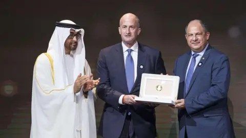 El jeque Mohammed Bin Zayed con Luis Guillermo Solís, ex presidente de Costa Rica -a la derecha-, durante la entrega de los Premios Zayed Futuro Energético. (WAM)