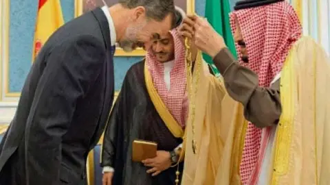 El Rey saudí condecora a Felipe VI en el palacio de Riad.