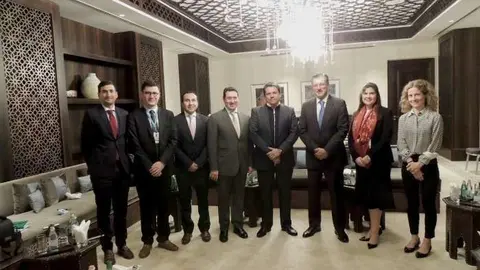 Foto de familia de la delegación colombiana con el director general de IRENA y otros responsables de la agencia. (Embajada de Colombia en EAU)