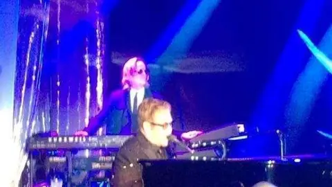 Elton John durante su actuación en la boda en Londres.