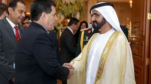 El presidente de Paraguay saluda al gobernador de Dubai.