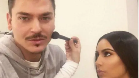 Kim Kardashian y su maquillador en Dubai.