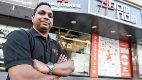 El restaurante ofrece dos platos y agua gratis.