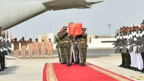 Los cuerpos de los diplomáticos fallecidos han sido recibidos con honores militares a su llegada al aeropuerto de Al Bateen.