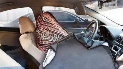 La mujer en su coche en una imagen de Virendra Saklani para XPRESS.