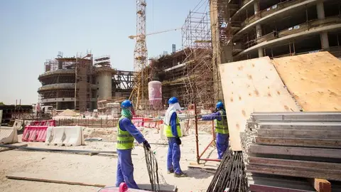 Trabajadores en el Estadio Khalifa de Doha.
