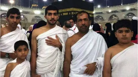 La familia de Abu Dhabi durante su peregrinaje a La Meca.