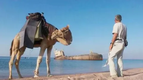 El barco hundido en la costa noroeste saudí.