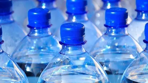 Una imagen de agua embotellada.