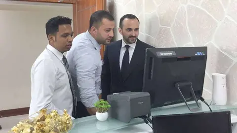 Resposables del centro de visados de BLS en Abu Dhabi. (EL CORREO DEL GOLFO)