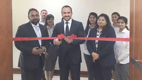 El cónsul de España, en el momento de cortar la cinta. (EL CORREO DEL GOLFO)