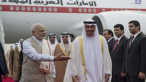 El primer ministro indio, Narendra Modi, da la bienvenida al jeque Mohammed bin Zayed, a su llegada a Nueva Delhi en 2017. (WAM)