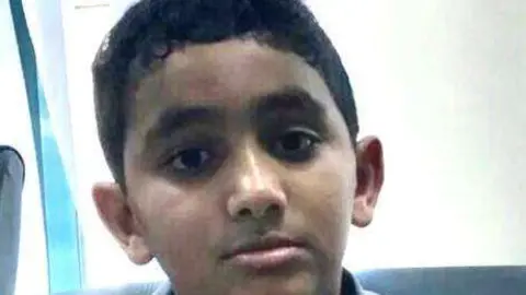 La Policía de Sharjah ha logrado reunir a este niño perdido con su familia.