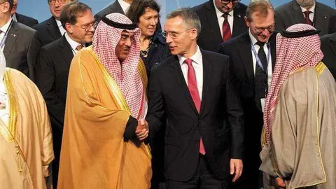 El viceprimer ministro y ministro de Asuntos Exteriores de Kuwait, Khalid Sheikh Sabah Al Sabah, con el secretario general de la OTAN, Jens Stoltenberg, en Kuwait. (Jens Stoltenberg Twitter)