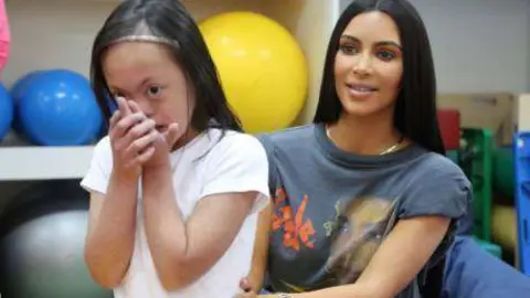 Kim Kardashian y una niña del Centro Rashid.