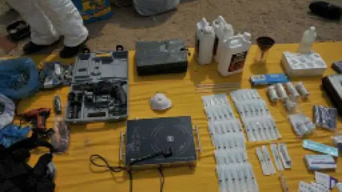 Productos confiscados por la policía saudí a los presuntos terroristas.