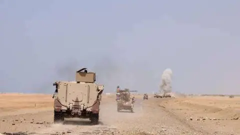 En la foto de Reuters, un vehículo blindado recibe el impacto de un misil lanzado por los rebeldes.