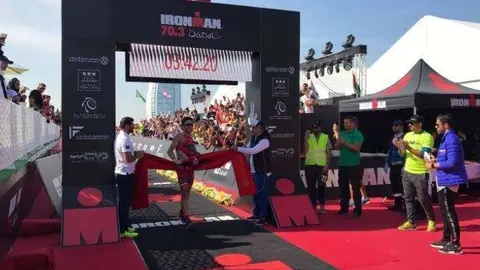 Javier Gómez Noya cruza la línea de meta en Dubai. (badiejb)