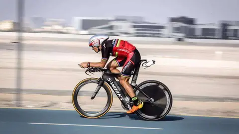 Javier Gómez Noya ha publicado en su perfil de Facebook esta fotografía, en la que aparece entrenado en el 'cicle track' de Dubai. (badiejb)
