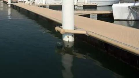 El camión cayó al mar al romperse el firme del muelle.