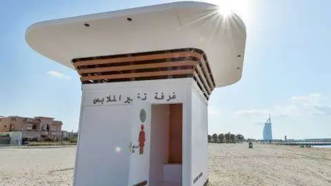 El primer vestuario inteligente instalado en las playas de Dubai. (Gulf News)