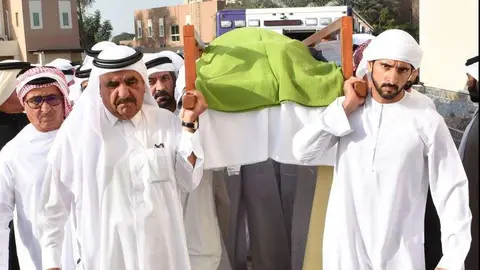 El príncipe heredero de Dubai lleva el cadáver de su tía abuela la jequesa Sheikha bint Saeed bin Maktoum Al Maktoum.