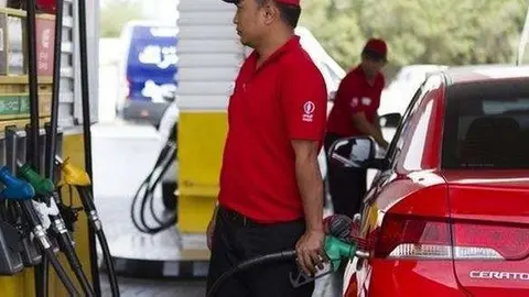 Un surtidor de gasolina en una estación de servicios de Emiratos.