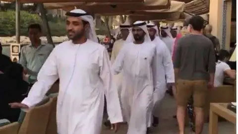 El jeque Mohammed durante su paseo por Madinat Jumeirah.