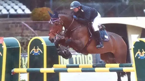El jinete colombiano Andrés Peñalosa durante un evento deportivo.