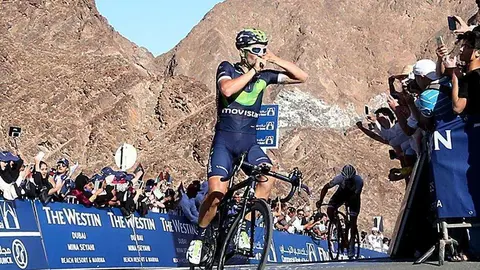 Un corredor del equipo español Movistar Team en Dubai Tour 2016.
