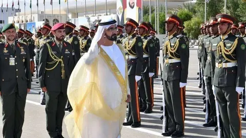 El gobernador de Dubai durante la graduación de los cadetes.