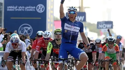 El ciclista alemán Marcel Kittel entra primero en la meta de la Corniche de Ras Al Khaimah. (dubaitour.com)