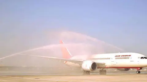 Dos camiones reciben con chorros de agua en Dubai al primer vuelo de Air India procedente de Kochi. (Aeropuertos de Dubai)