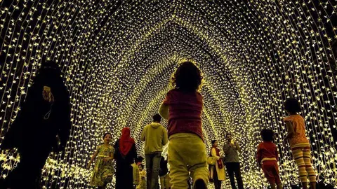 Una instalación de una edición anterior del Festival de la Luz de Sharjah.