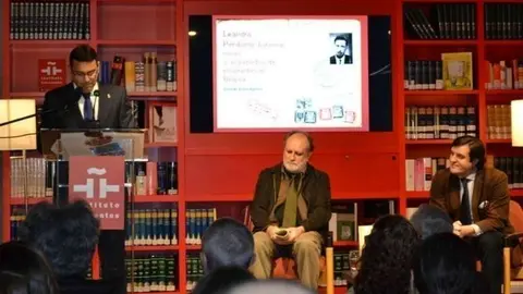 Homenaje a Leandro Perdomo en la sede del Instituto Cervantes en Bruselas. (@InstCervantes)