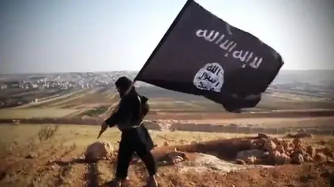 Una imagen suministrada de internet de un miembro de Daesh.