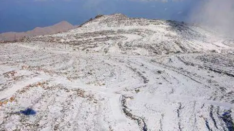 La sierra de Jebel Jais cubierta por la nieve el pasado año. (WAM)