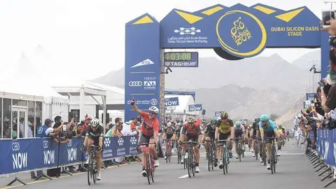 Jonh Degenkolb levanta el brazo tras ganar la tercera etapa del Tour de Dubai. (Tour Dubai Facebook)