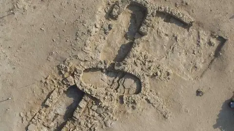 Vista aérea de la casa de la Edad de Piedra descubierta en Marawah. (TCA)