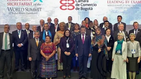 Foto de familia de los participantes en la XVI Cumbre Mundial de Premios Novel de Paz.