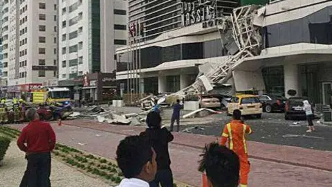 Los equipos de emergencias actúan tras el desplome de una grúa en Sheikh Zayed Road. (Gulf News)