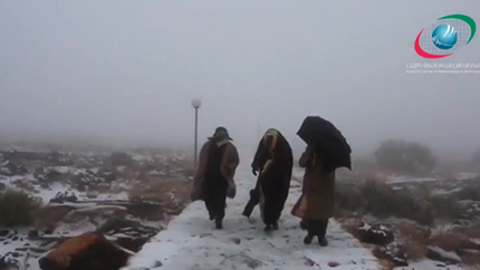 Tres personas caminan entre la nieve en uno de los vídeos publicados por el NCMS.