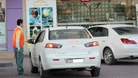 Coche ante restaurante en la Corniche de Ras Al Khaimah. (EL CORREO)