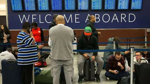 Pasajeros varados en aeropuertos de EEUU.