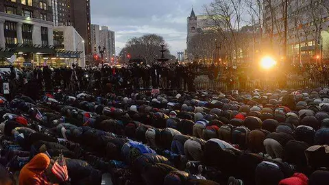 Rezos de yemeníes en nueva York en protesta por el cierre de fronteras.