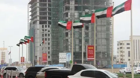 Banderas de Emiratos &Aacute;rabes agitadas por las rachas de viento. (EL CORREO)