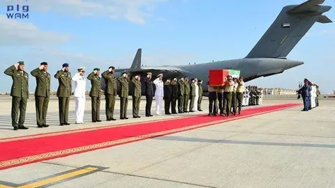 El cuerpo del militar fallecido llegó al aeropuerto de Al Bateen de Abu Dhabi.