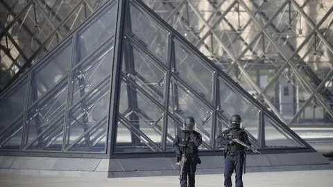 Agentes de la Policía francesa en la Pirámide del Museo del Louvre.